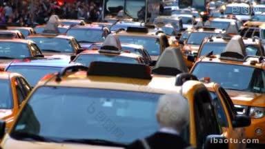 出租车的海洋沿着纽约时代广场繁忙的街道缓缓前进